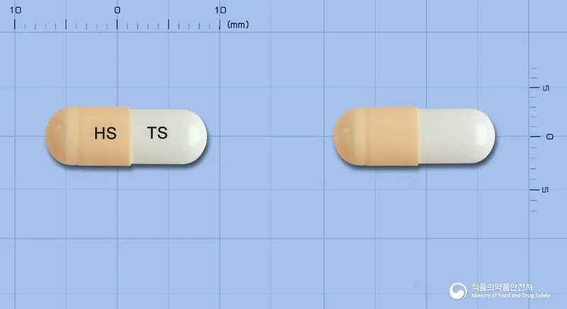 탐루신캡슐(탐스로신염산염) 앞뒤 사진 (주황색 캡슐, 각인 HS TS)