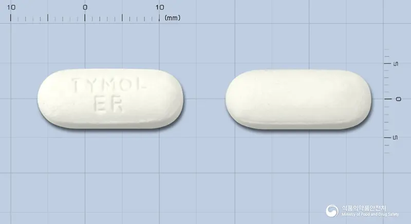 타이몰8시간이알정(아세트아미노펜) 앞뒤 사진 (흰색 장방형, 각인 TYMOL ER)