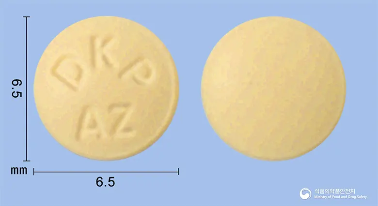 알제틴정(아젤라스틴염산염) 앞뒤 사진 (노란색 원형, 각인 DKPAZ)