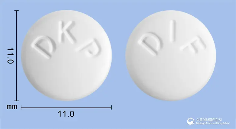 디포민정(메트포르민염산염) 앞뒤 사진 (흰색 원형, 각인 DKP / DIF)
