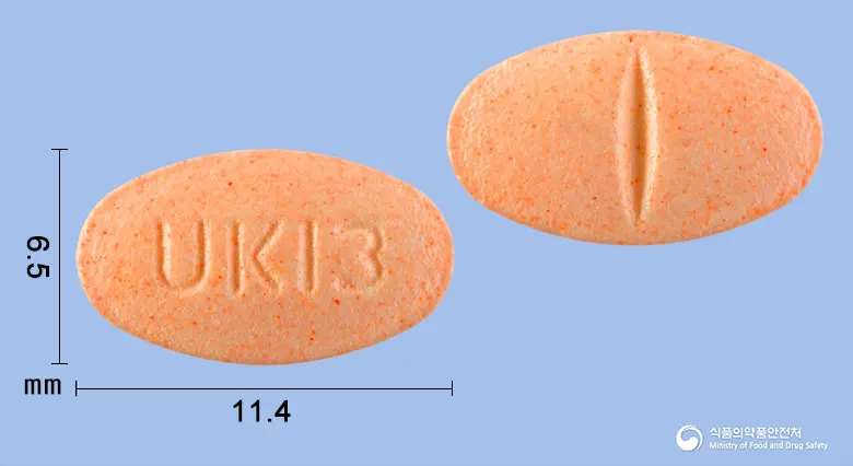 조바코정(심바스타틴) 앞뒤 사진 (분홍색 타원형, 각인 UK13)