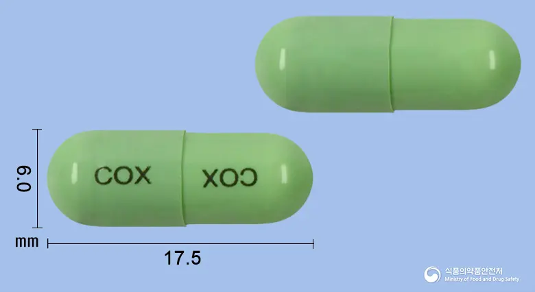 씨오엑스캡슐(멜록시캄) 앞뒤 사진 (초록색 캡슐, 각인 COX COX)