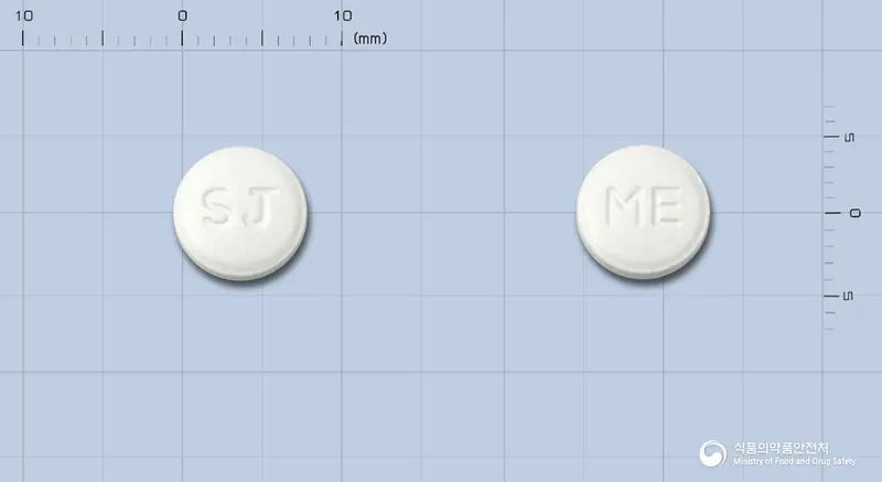 바메딘정(레바미피드) 앞뒤 사진 (흰색 원형, 각인 SJ / ME)