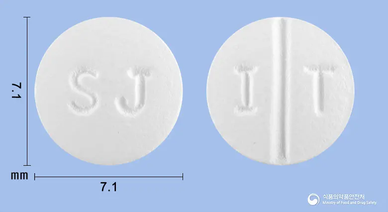 인트랙정(카르베딜롤) 앞뒤 사진 (흰색 원형, 각인 SJ / I T)