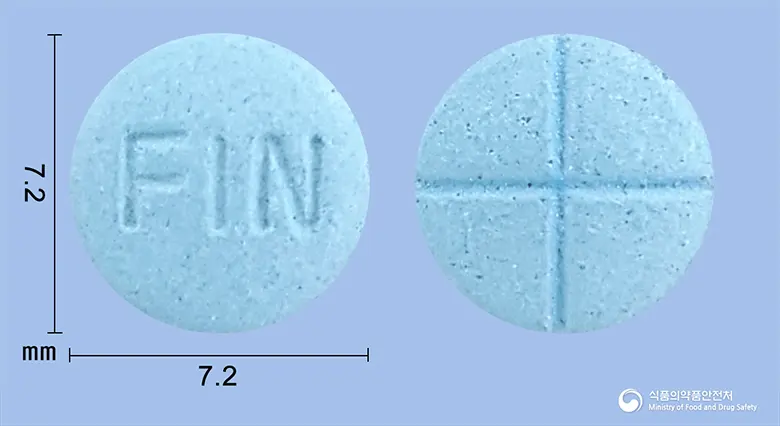 핀카정(피나스테리드) 앞뒤 사진 (파란색 원형, 각인 FIN)