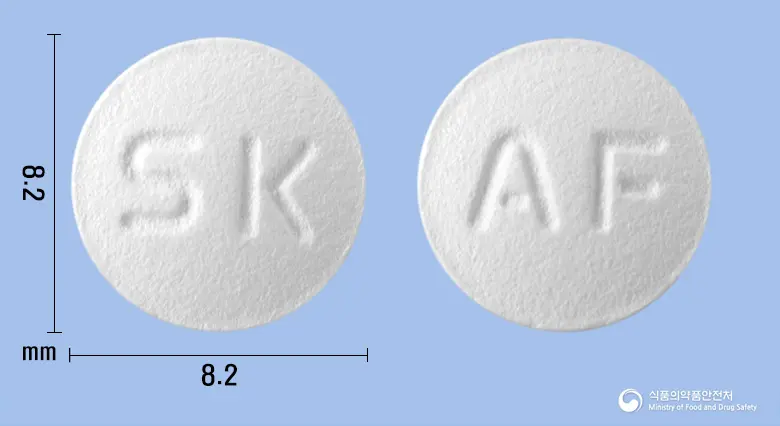아크로신정(아세클로페낙) 앞뒤 사진 (흰색 원형, 각인 SK / AF)