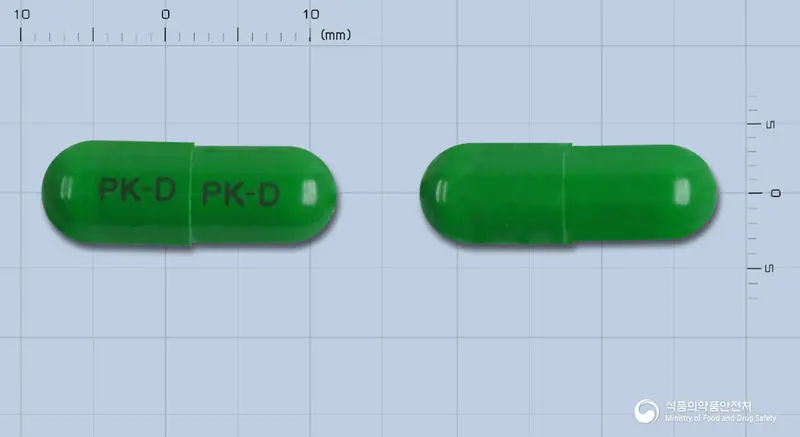 판코엔캡슐 앞뒤 사진 (초록색 캡슐, 각인 PK-D PK-D)