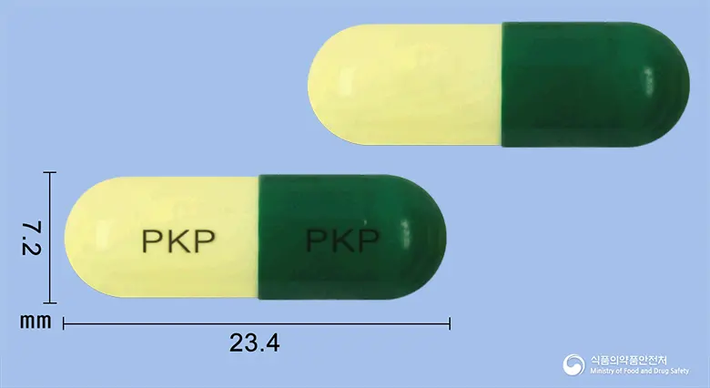 세피론캡슐(세프라딘수화물) 앞뒤 사진 (초록색 캡슐, 각인 PKP PKP)