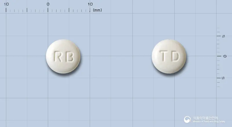 렌바드정(레바미피드) 앞뒤 사진 (흰색 원형, 각인 RB / TD)