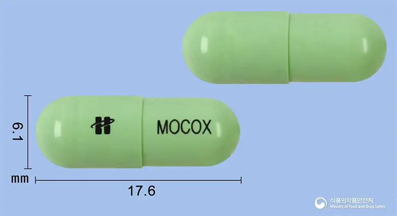 모콕스캡슐7.5밀리그람(멜록시캄) 앞뒤 사진 (초록색 캡슐, 각인 MOCOX)