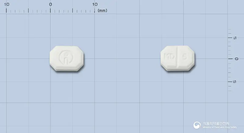 멜로디핀정(암로디핀말레산염) 앞뒤 사진 (흰색 팔각형, 각인 MD 5)