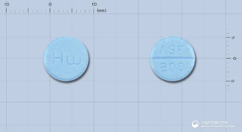 아시폴정(아시클로버) 앞뒤 사진 (파란색 원형, 각인 ΛSF 200)