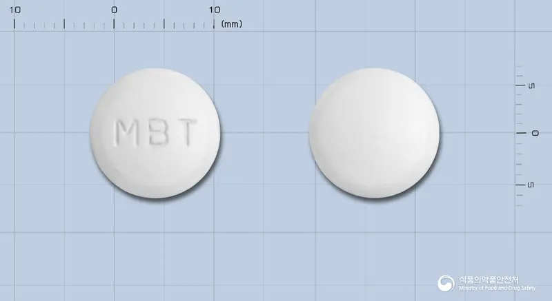 메바톤정(나부메톤)(수출명:Mebathon Tab.) 앞뒤 사진 (흰색 원형, 각인 MBT)