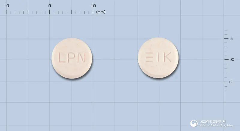 로페닌정(록소프로펜나트륨)(수출명:Lopenin Tabs.) 앞뒤 사진 (분홍색 원형, 각인 LPN)