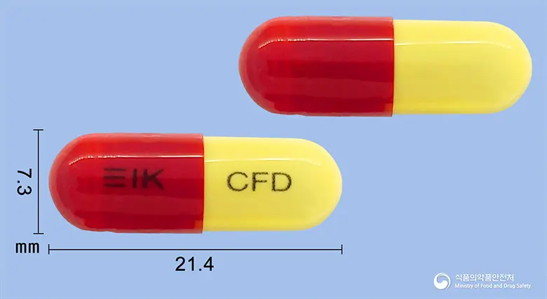 삼익세파드록실캡슐500mg 앞뒤 사진 (빨간색 캡슐, 각인 CFD)