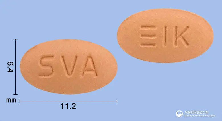 심박정(심바스타틴)(수출명 : SIMVAC Tab.) 앞뒤 사진 (분홍색 타원형, 각인 SVA)