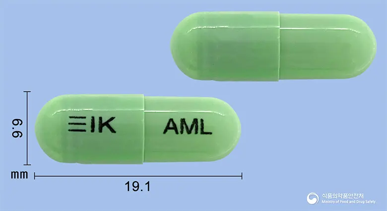 아모리아캡슐(멜록시캄)(수출명 : Amolex Cap., Mepedo Cap.) 앞뒤 사진 (초록색 캡슐, 각인 AML)