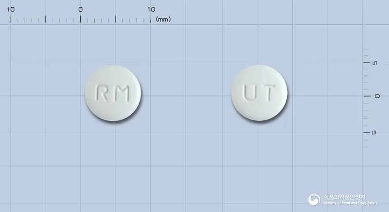 에이스타정(레바미피드) 앞뒤 사진 (흰색 원형, 각인 RM / UT)