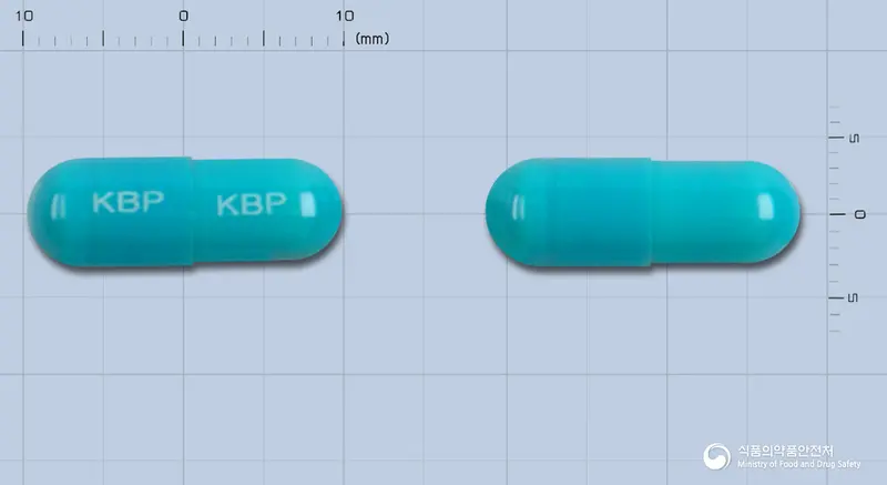 덴티몬캡슐 앞뒤 사진 (파란색 캡슐, 각인 KBP KBP)