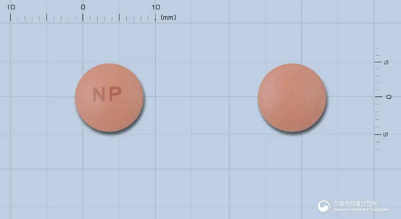 소프라정(란소프라졸)(수출용)(수출명: Newdaepra Tab.) 앞뒤 사진 (갈색 원형, 각인 NP)