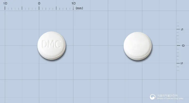 무코란정(레바미피드) 앞뒤 사진 (흰색 원형, 각인 DMC)