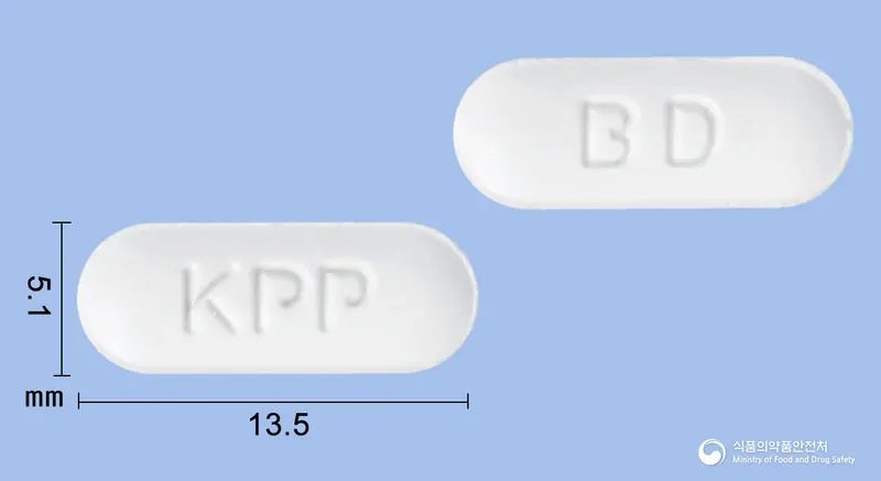 레코비정(비페닐디메틸디카르복실레이트) 앞뒤 사진 (흰색 장방형, 각인 KPP / BD)