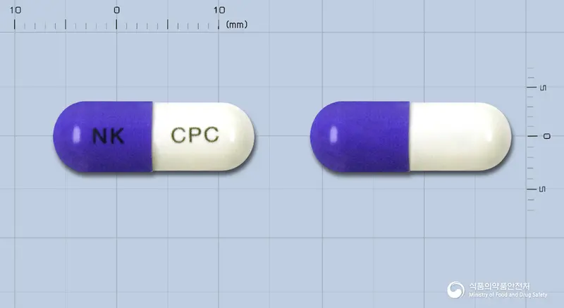 세피클캡슐(세파클러수화물) 앞뒤 사진 (보라색 캡슐, 각인 NK CPC)
