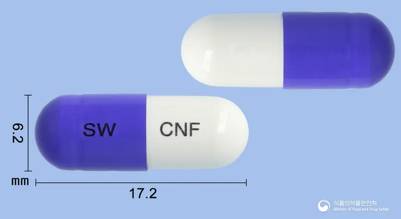 세나프캡슐250mg(세파클러수화물) 앞뒤 사진 (보라색 캡슐, 각인 SW CNF)