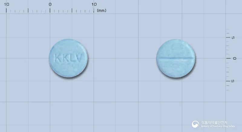 한국콜마로바스타틴정 앞뒤 사진 (파란색 원형, 각인 KKLV)