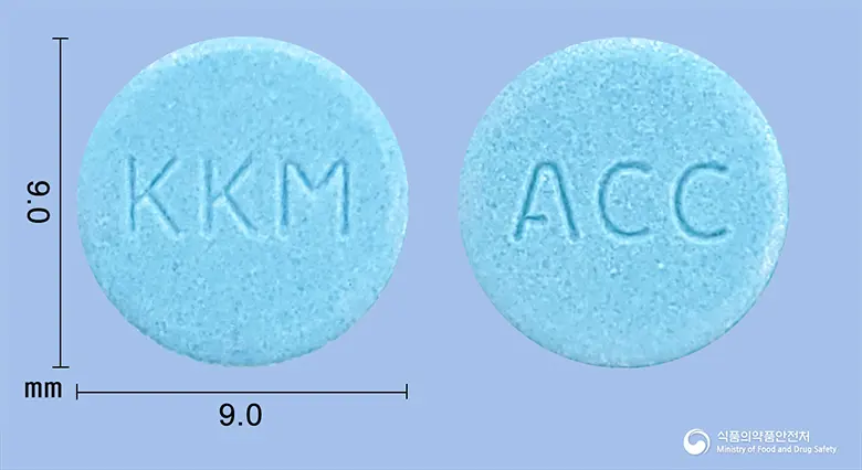 아시코정200mg(아시클로버) 앞뒤 사진 (파란색 원형, 각인 ACC / KKM)