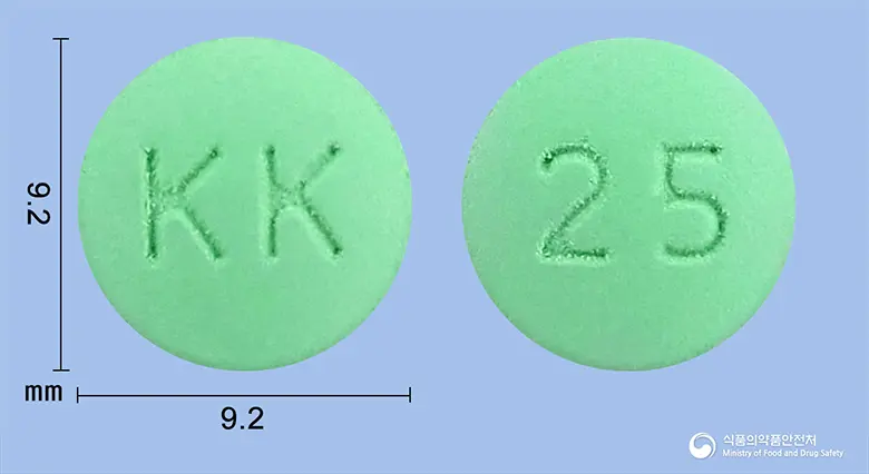 헤데코푸정(아이비엽30%에탄올건조엑스(5~7.5→1)) 앞뒤 사진 (초록색 원형, 각인 KK / 25)