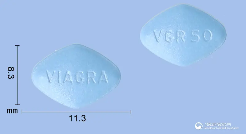 비아그라정50밀리그람(실데나필시트르산염) 앞뒤 사진 (파란색 마름모형, 각인 VIAGRA / VGR 50)