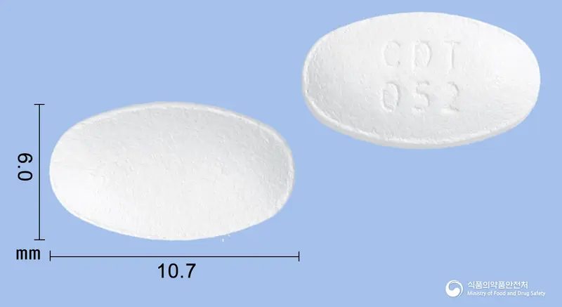 카듀엣정5mg/20mg(암로디핀베실산염, 아토르바스타틴칼슘삼수화물) 앞뒤 사진 (흰색 타원형, 각인 CDT052)