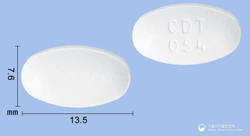 카듀엣정5mg/40mg(암로디핀베실산염, 아토르바스타틴칼슘삼수화물) 앞뒤 사진 (흰색 타원형, 각인 CDT054)