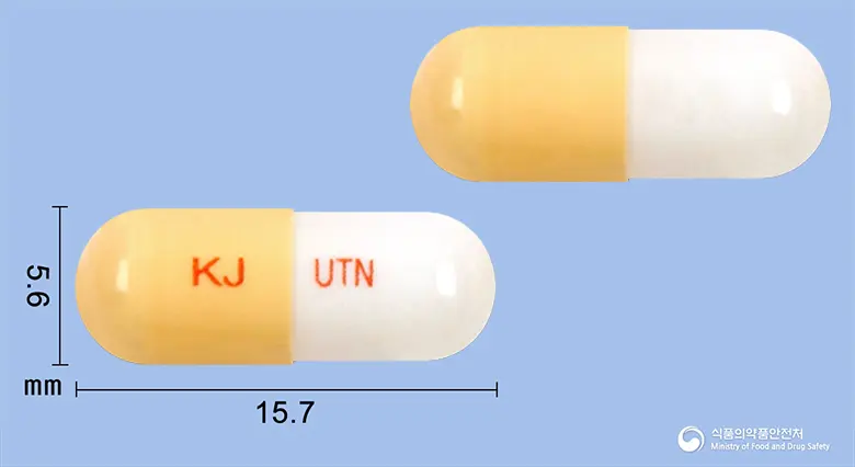 유타날캡슐(탐스로신염산염) 앞뒤 사진 (노란색 캡슐, 각인 KJ UTN)