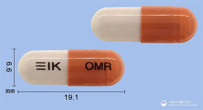 오메라졸캡슐(오메프라졸)(수출명 : OMERAZOLE Caps.) 앞뒤 사진 (갈색 캡슐, 각인 OMR)