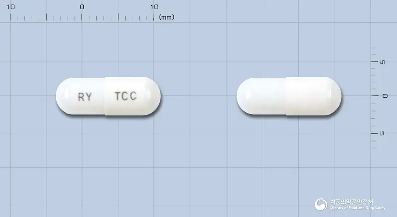 타크로리캡슐(타크로리무스수화물) 앞뒤 사진 (흰색 캡슐, 각인 RY TCC)