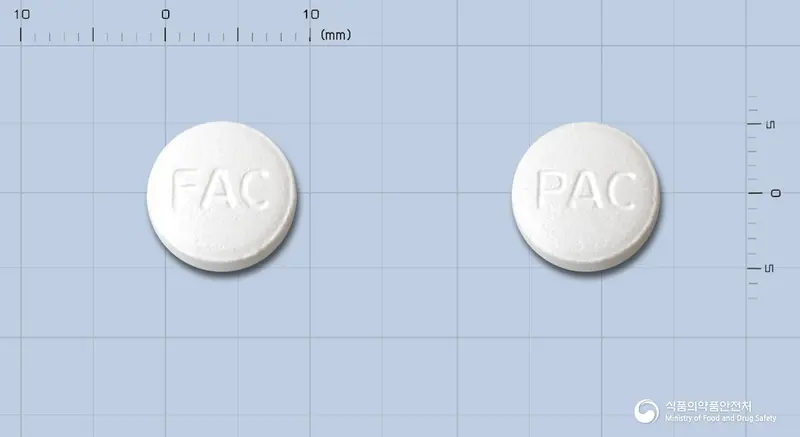 팜클리어정250밀리그램(팜시클로비르) 앞뒤 사진 (흰색 원형, 각인 FAC / PAC)