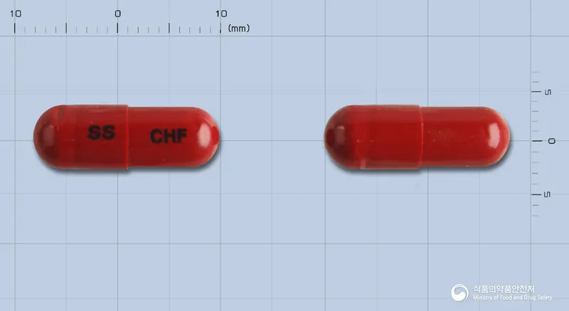 헤모닥터에프캡슐 앞뒤 사진 (빨간색 캡슐, 각인 SS CHF)