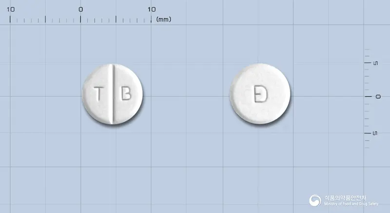터비클린정(테르비나핀염산염) 앞뒤 사진 (흰색 원형, 각인 T B)