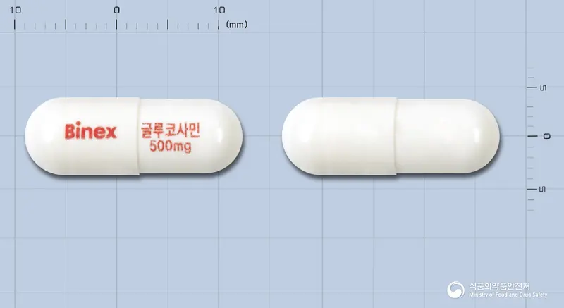 바이넥스글루코사민500캡슐(결정황산글루코사민) 앞뒤 사진 (흰색 캡슐, 각인 글루코사민 500mg)