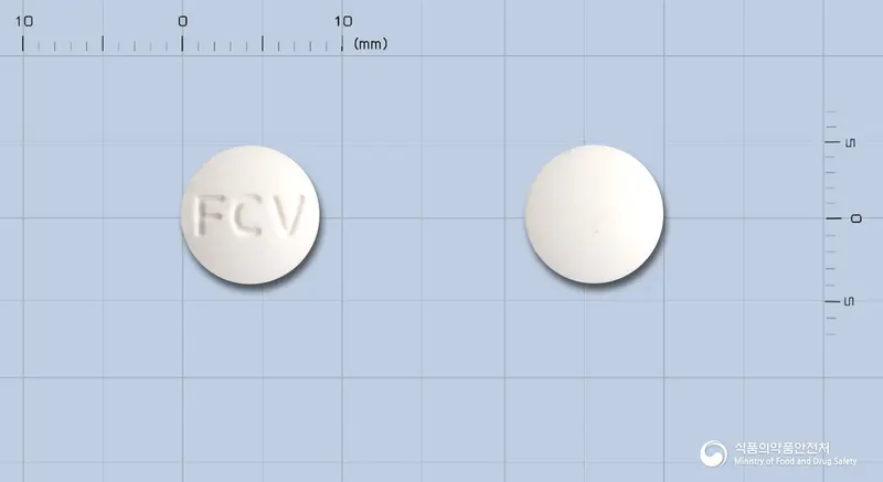 팜시벤정(팜시클로비르) 앞뒤 사진 (흰색 원형, 각인 FCV)