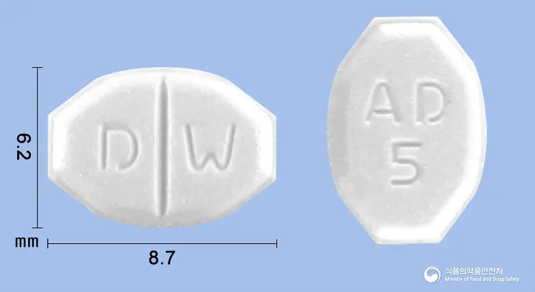 암로딘정(암로디핀말레산염) 앞뒤 사진 (흰색 팔각형, 각인 D W / AD5)