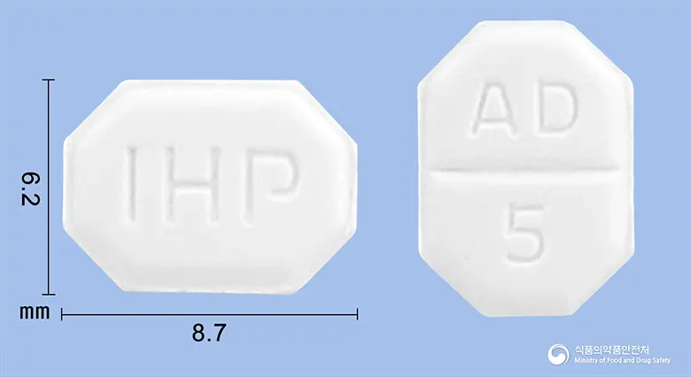아로디핀정(암로디핀말레산염) 앞뒤 사진 (흰색 팔각형, 각인 IHP / AD 5)