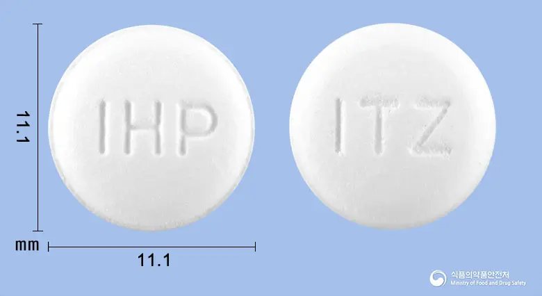 이카졸정(이트라코나졸고체분산체) 앞뒤 사진 (흰색 원형, 각인 IHP / ITZ)