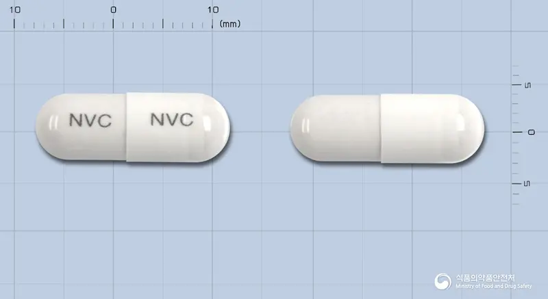 네버콜캡슐 앞뒤 사진 (흰색 캡슐, 각인 NVC NVC)