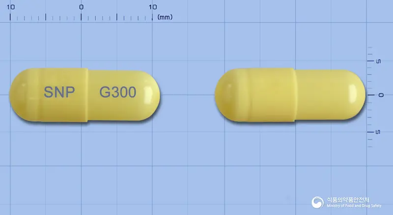 가베틴캡슐300밀리그램(가바펜틴) 앞뒤 사진 (노란색 캡슐, 각인 SNP G300)