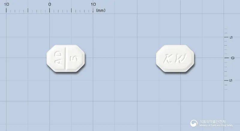 암로맥스정5밀리그램(메실산암로디핀일수화물) 앞뒤 사진 (흰색 팔각형, 각인 AD 5 / KW)