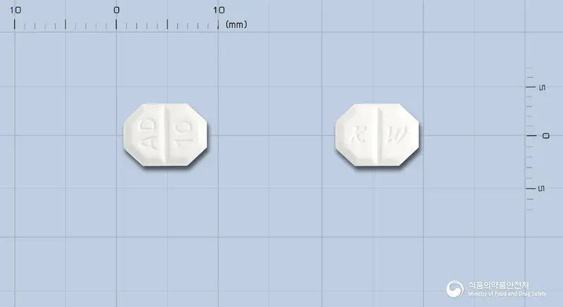 암로맥스정10밀리그램(메실산암로디핀일수화물) 앞뒤 사진 (흰색 팔각형, 각인 AD 10 / K W)
