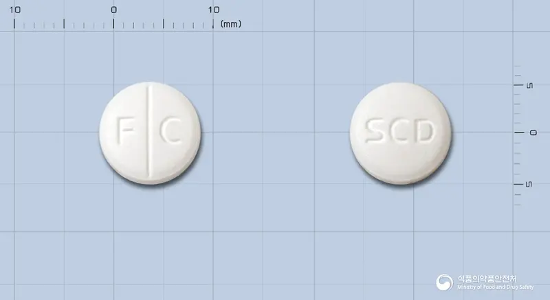 팜헤르정(팜시클로비르) 앞뒤 사진 (흰색 원형, 각인 F C / SCD)